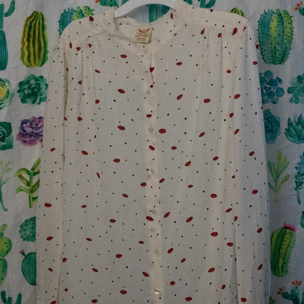 Red Lips  button down blouse M